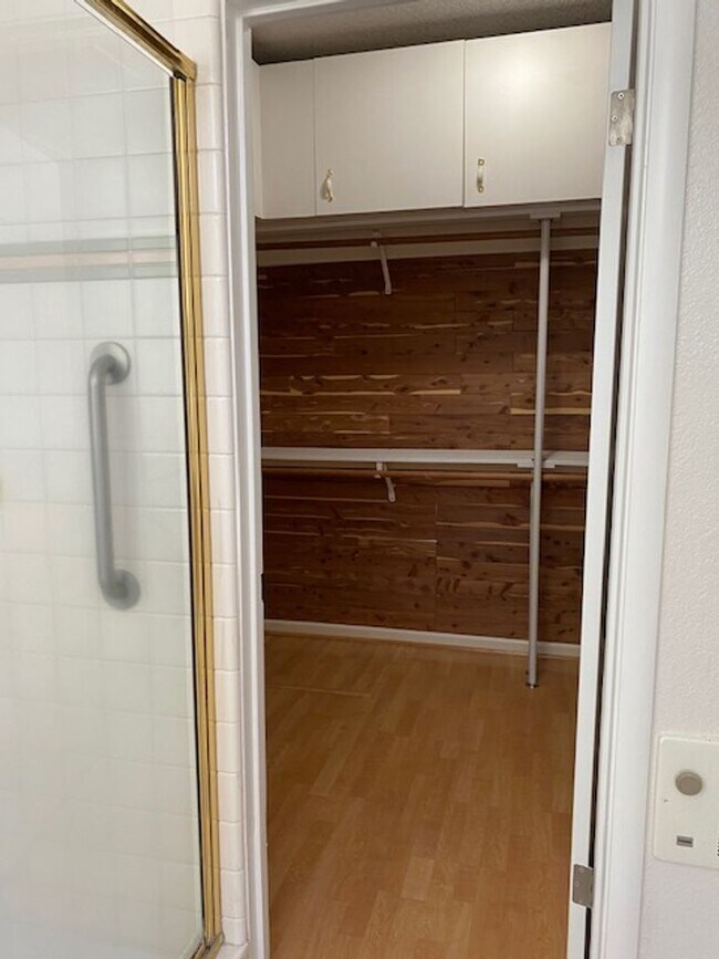 Building Photo - Spacious updated home with 3 downstairs be...