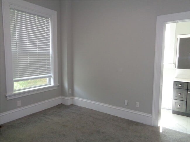 Building Photo - 22 W 3rd St