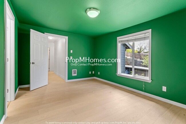 Building Photo - Beautifully Updated Condo in Multnomah Vil...