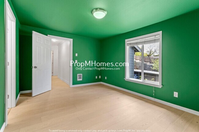 Building Photo - Beautifully Updated Condo in Multnomah Village - 3 Bedrooms!