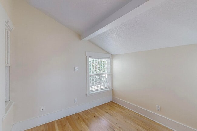 Building Photo - Two Bedroom One Bath home or sweet little ...