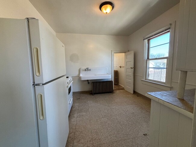 Building Photo - 828 S Maple Ave