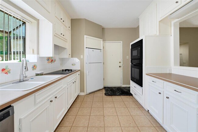 Building Photo - 52 Greentree Ln