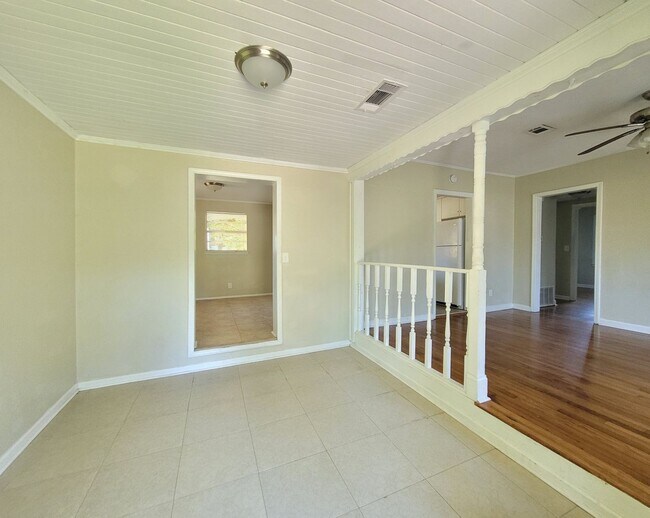 Building Photo - 15 Audusson Ave