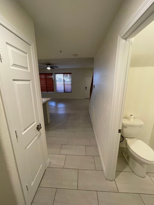 Building Photo - BEAUTIFULLY REMODELED TOWNHOUSE!