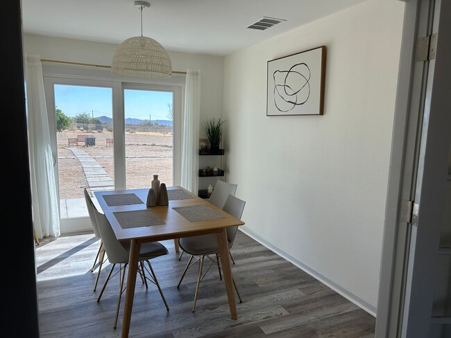 Building Photo - 2 bed 1 bath home + bonus room near Joshua...