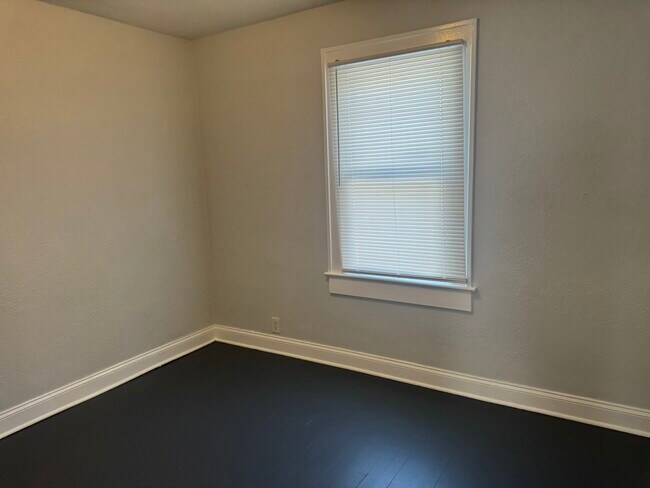 Building Photo - 948 N Bradley Ave