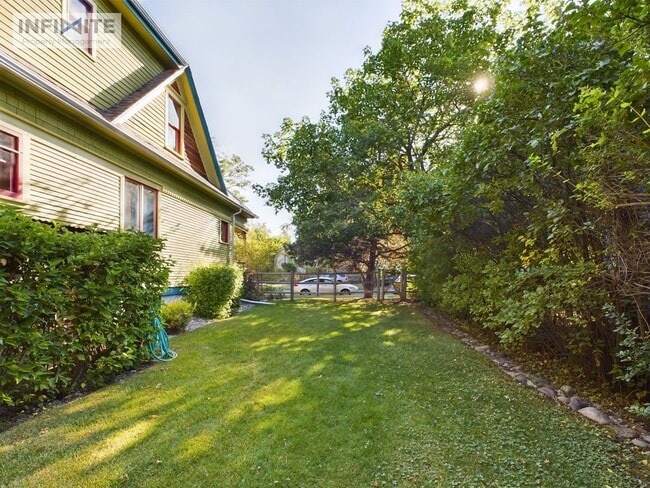 Building Photo - Cozy Apartment Downtown