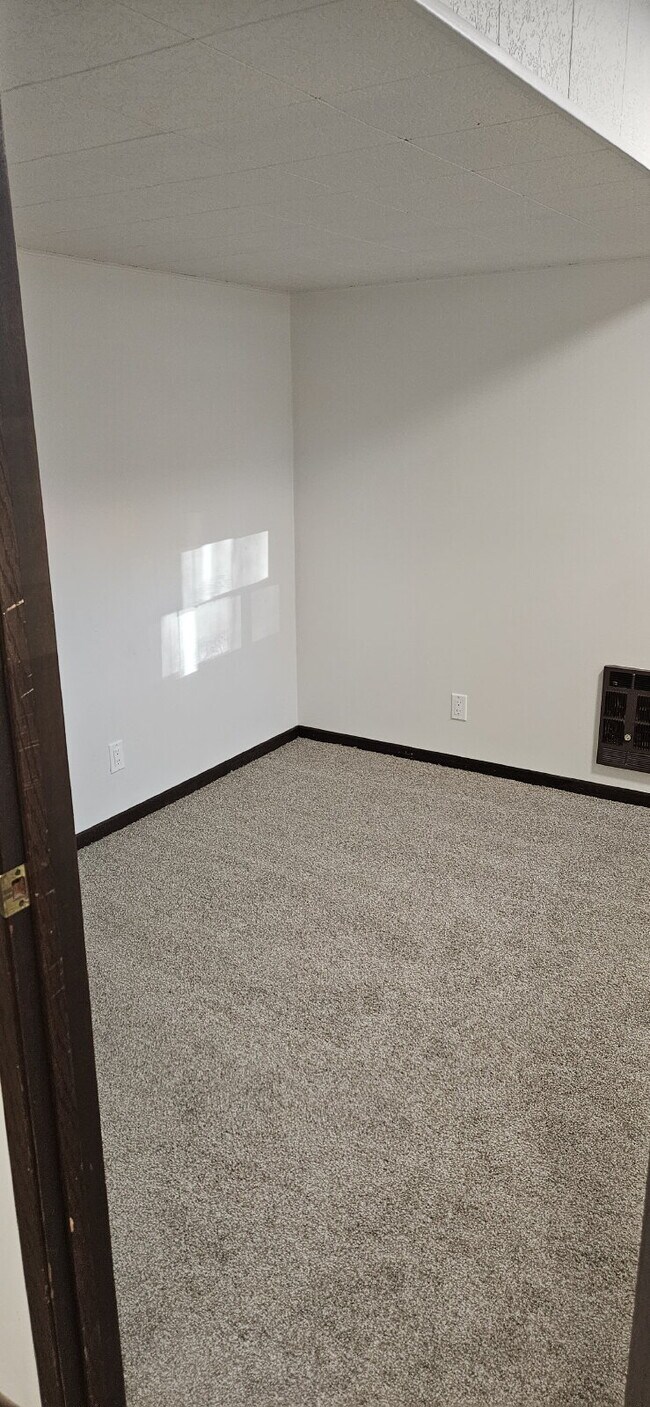 Building Photo - 2 Bed 1 Bath Daylight Basement property. P...