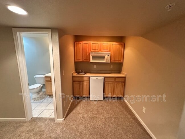 Building Photo - 2845 Willow Tree Ln