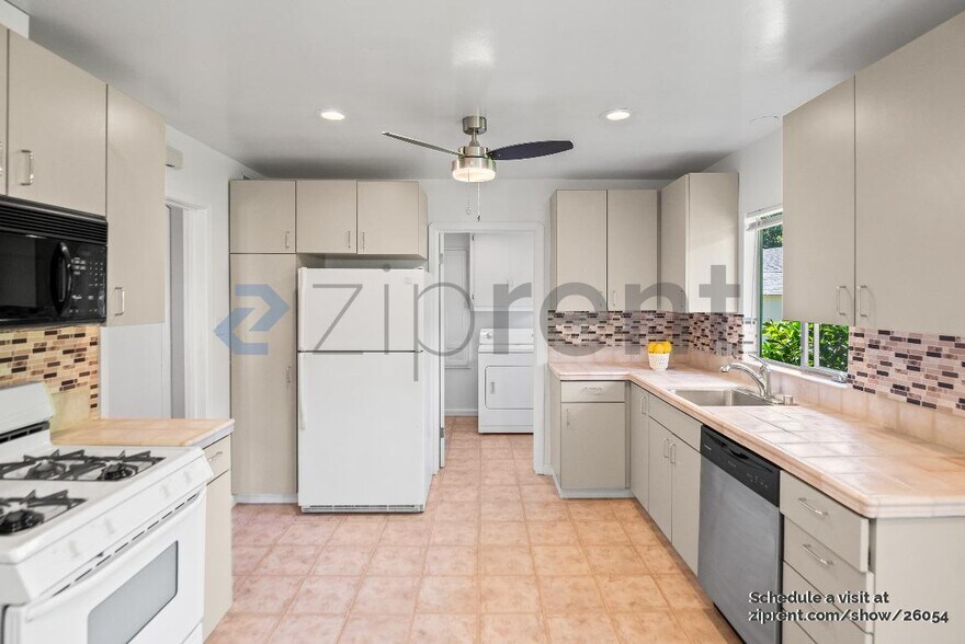 Building Photo - 3645 Mosswood Dr