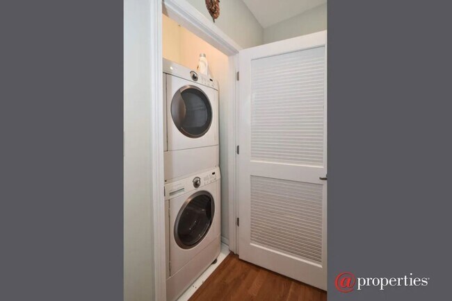 Building Photo - 828 W Grace St