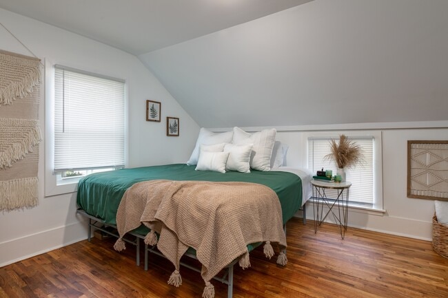 Building Photo - 215 E 8th St