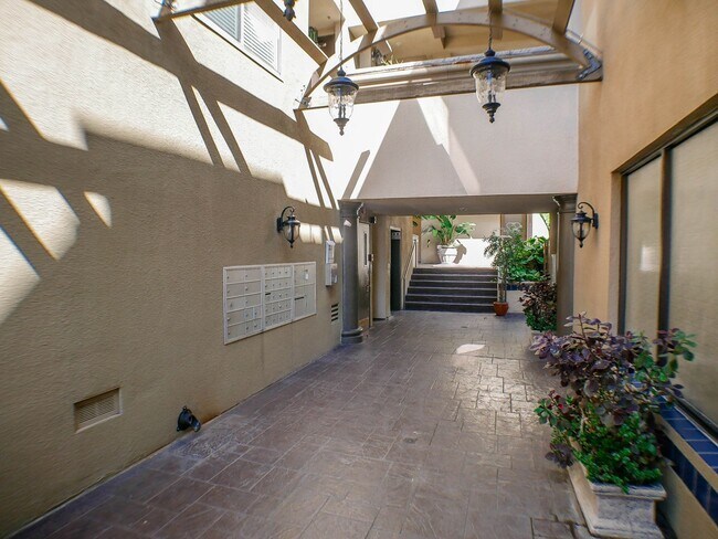 Building Photo - 2BD/2BA Dual Master Condo of secured building in highly sought after Boutique Bella Capri building.