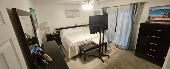 Building Photo - 137 Magnolia St