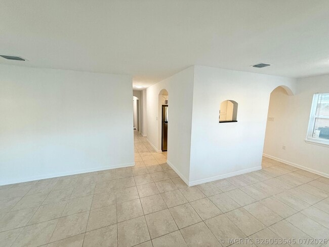 Building Photo - 912 SE Tarpon Ave