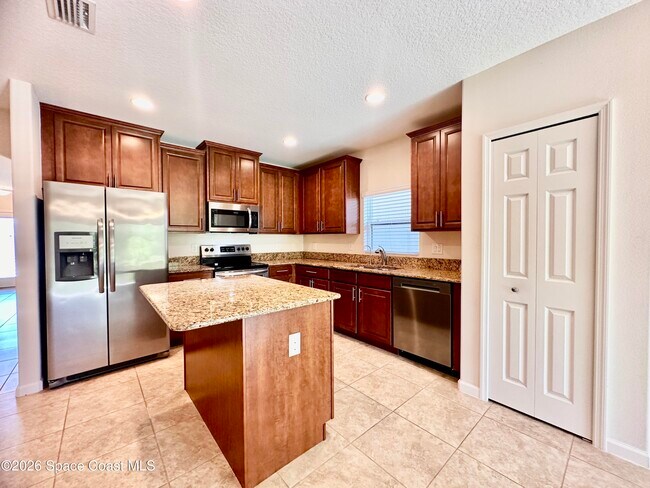 Building Photo - 1385 Fuji Dr