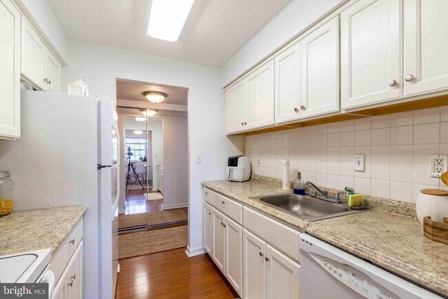 Building Photo - 3307 Valley Dr