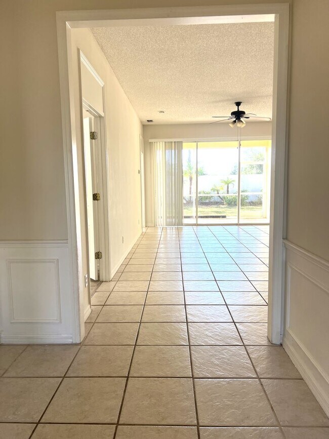Building Photo - Welcome to your new home in beautiful Venice, Fl!  2 Bedroom 2 Bath w/ Den