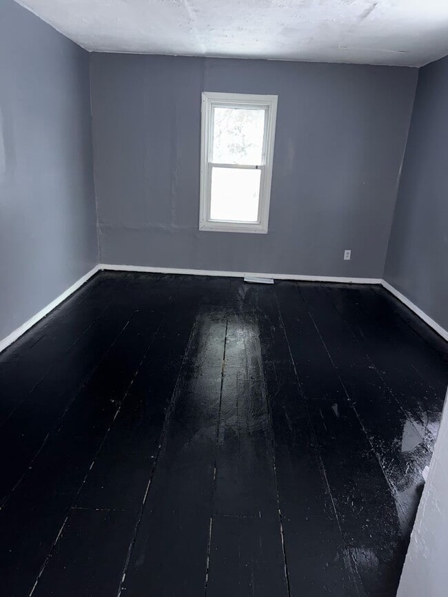 Building Photo - 3 bedrooms, 1 bath ranch house with big yard