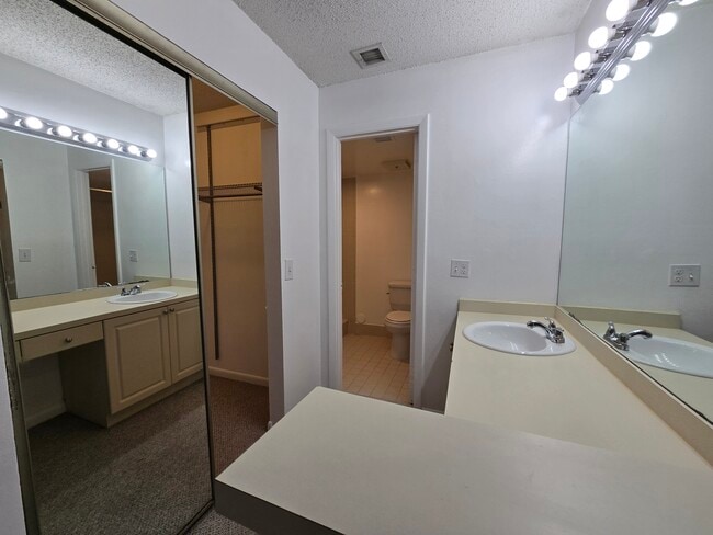 Building Photo - Verano 2192
