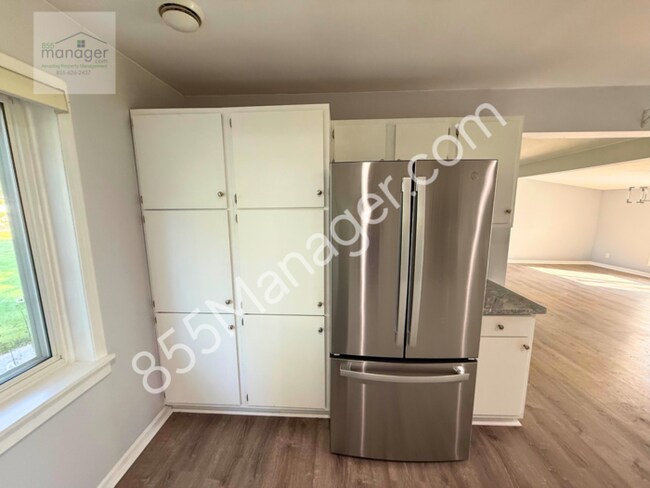 Building Photo - Updated 4-Bedroom with Primary Suite & Fen...