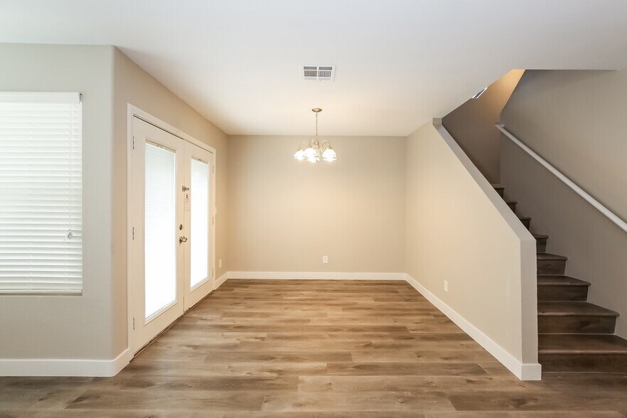 Building Photo - 2010 Waverly Cir