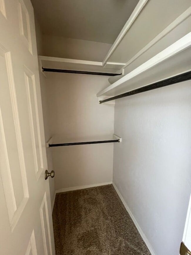 Building Photo - 4 Bedroom Home in SE Springfield!