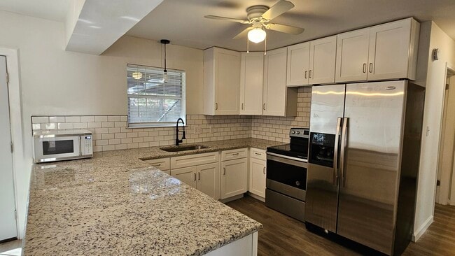Building Photo - 406 Parkwood Pl