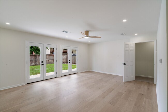 Building Photo - 3302 Westridge St