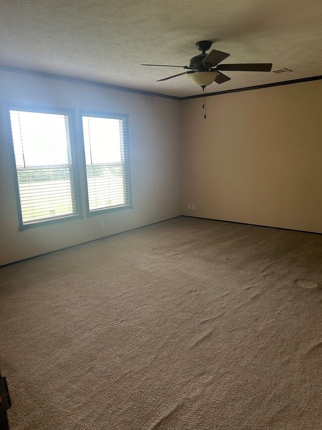 Building Photo - Nice 4 bedroom, 2 bath home with beautiful...
