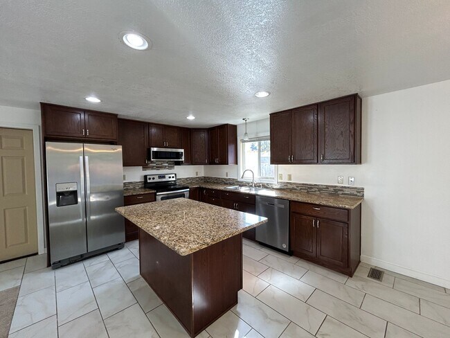 Building Photo - 4 Bedroom / 2 Bathroom Home in SW Redmond