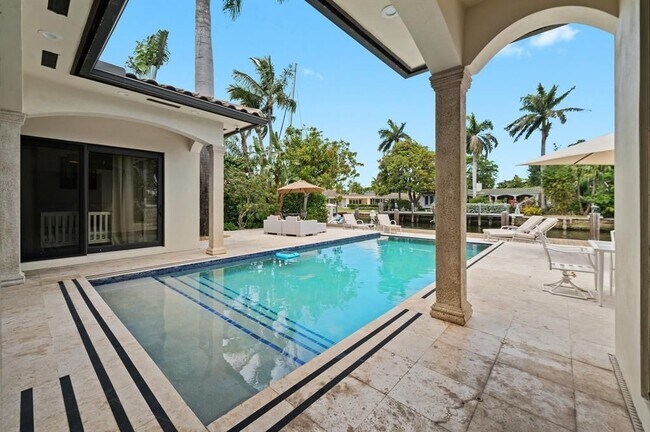Building Photo - 2437 Castilla Isle