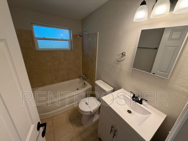 Building Photo - 1192 Maxey Dr