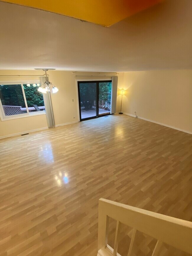 Building Photo - 330 E Forest Knoll Dr