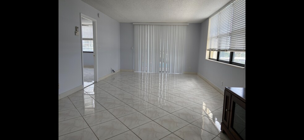 Building Photo - 801 N Ocean Blvd