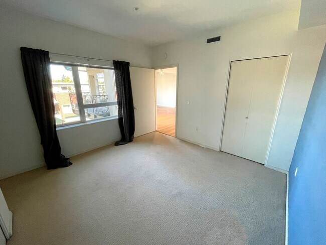 Building Photo - Fantastic Irvington Place Condo with Washe...