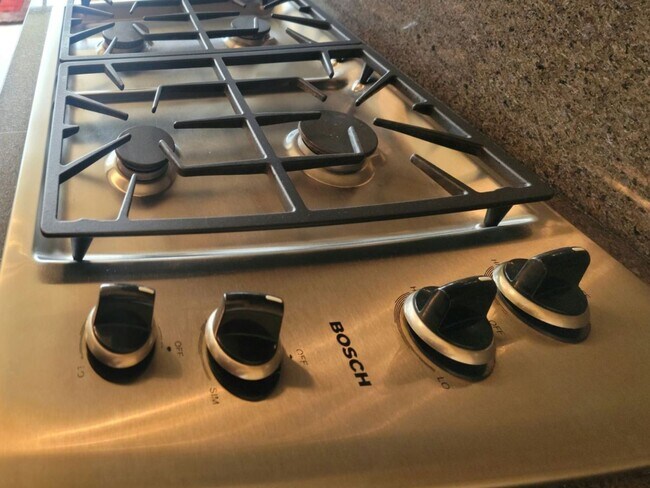 Building Photo - Beautiful 1 Bed 1 Bath Waterfront Condo w/...