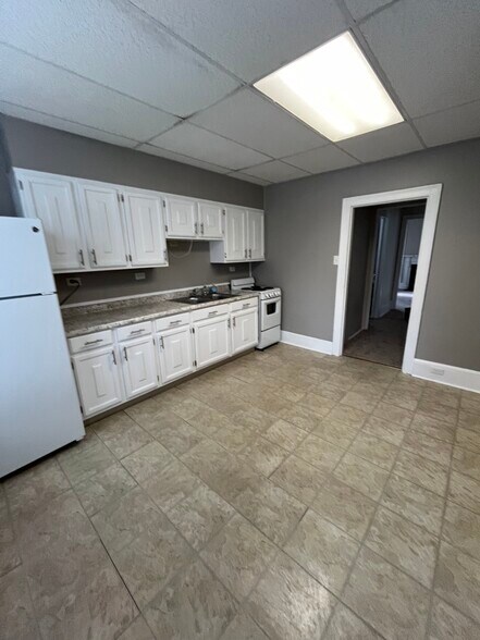 Primary Photo - 117 N Broad St