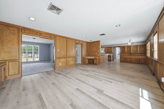 Building Photo - 2508 Memorial Dr