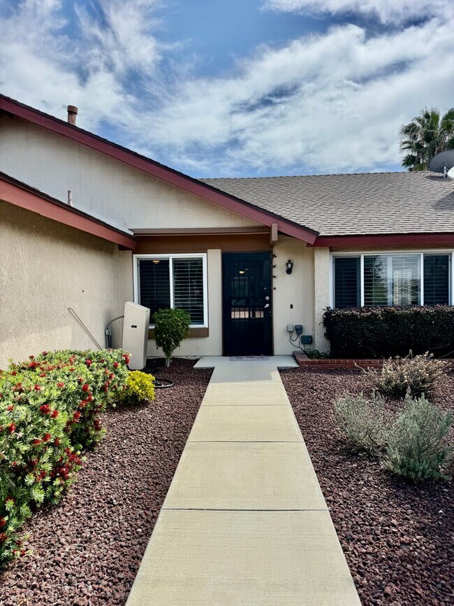 Building Photo - Nice Single Story Home