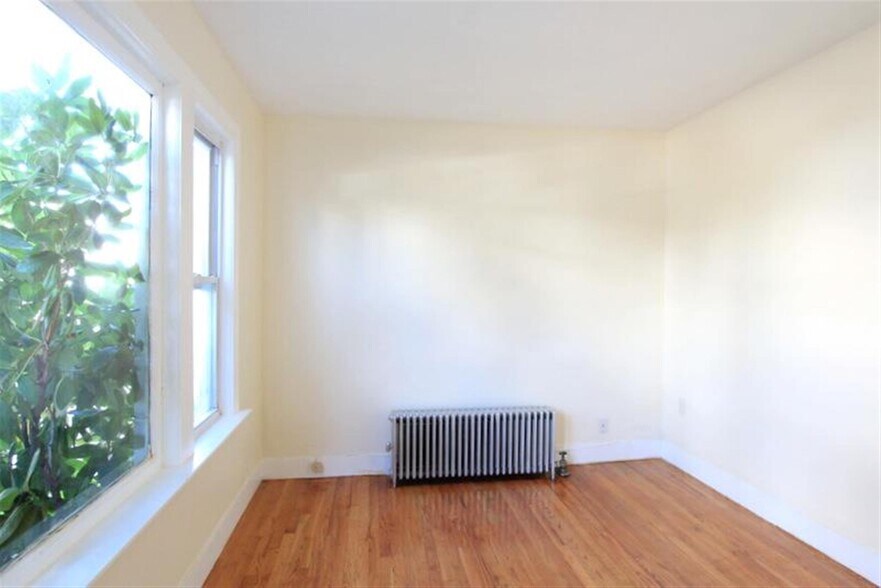 Building Photo - 569 Main St