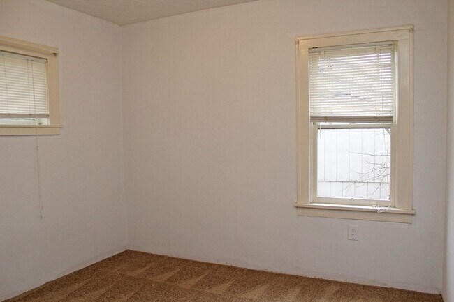 Building Photo - Cute Roseway Bungalow