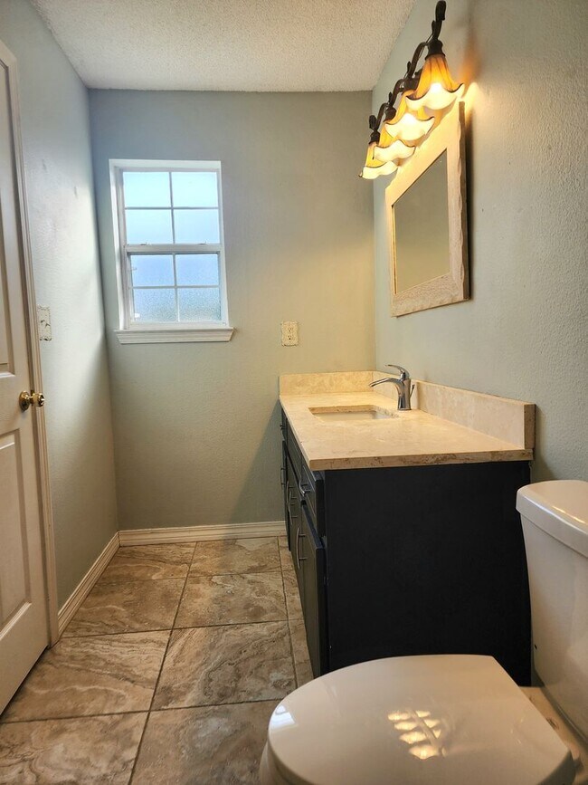 Building Photo - Adorable back yard in Gulf Shores - 3/2