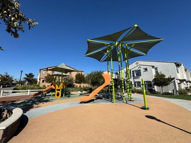 Building Photo - Beautiful 3Bd/2.5Ba Home in Gated Prado Co...