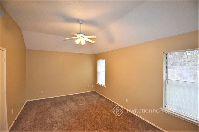 Building Photo - 813 Raintree Ln