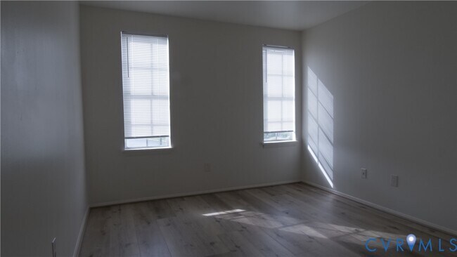 Building Photo - 419 Roxana Rd