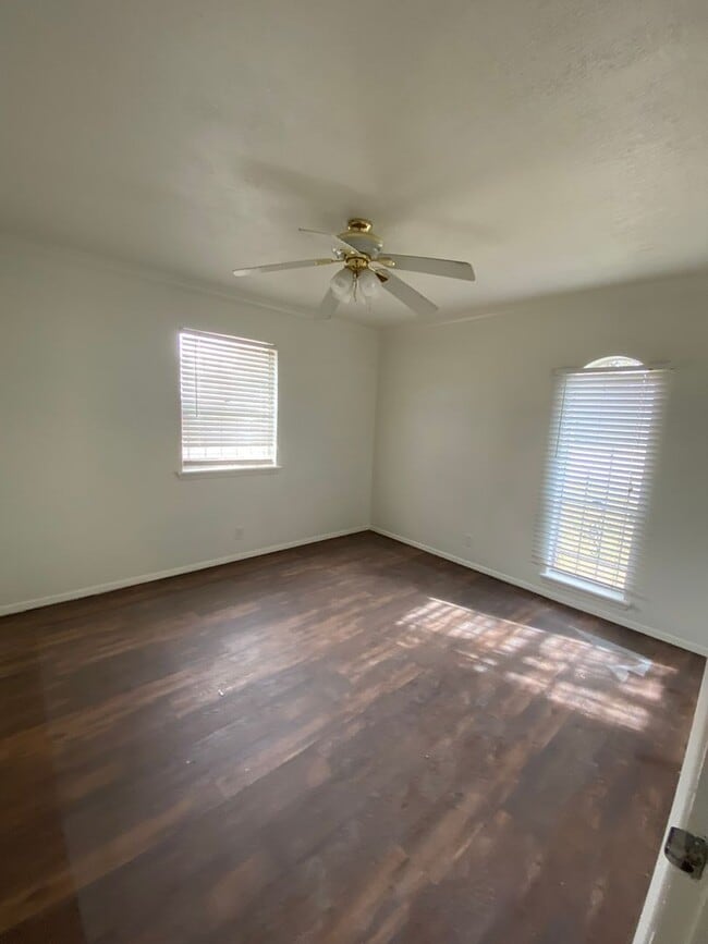 Building Photo - 3501 Langtry Dr