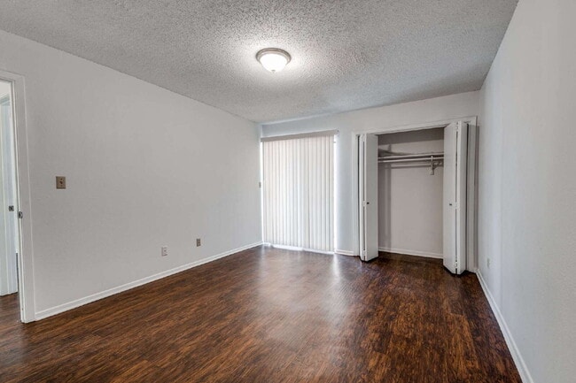 Building Photo - Stylish Half-Duplex in Arlington