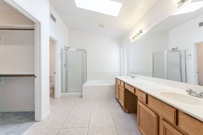 Building Photo - Enjoy an open floor plan with all appliances!